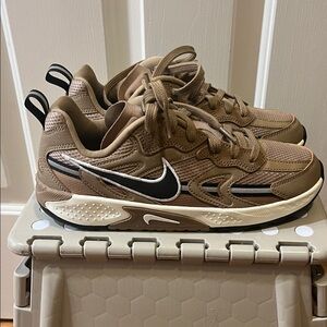 NWOT Nike Tan and Black Athletic Shoes Size 7 Women’s